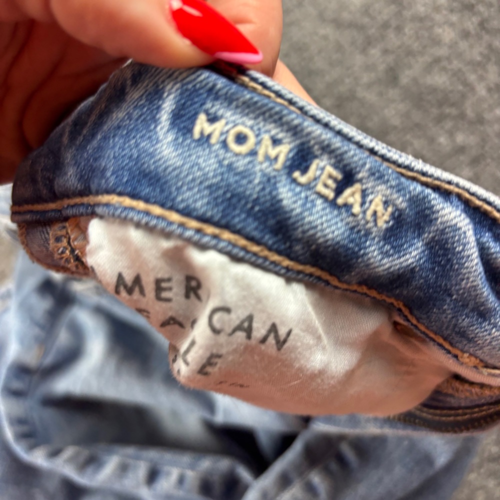 AMERICAN EAGLE Women’s Denim Strigid Mom Jean Distressed Jeans size: 2 - Picture 8 of 9